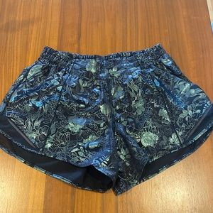 NWOT Lululemon Hotty Hot shorts size 8